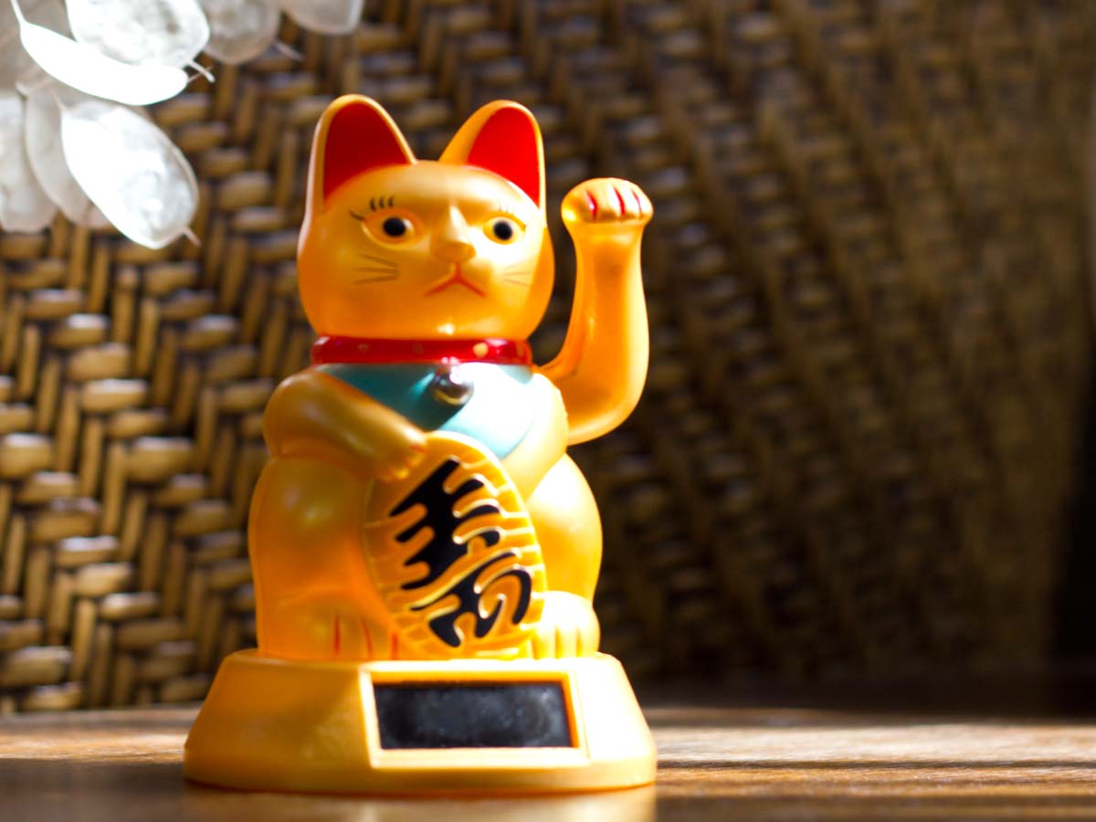 Le chat japonais de la fortune, le maneki neko - Le Bouddha
